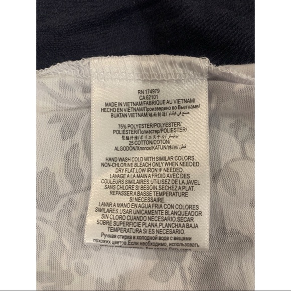 Woman’s BCBG printed top - Picture 3 of 3